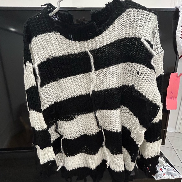 Two Toned Distressed Sweater - Picture 4 of 4